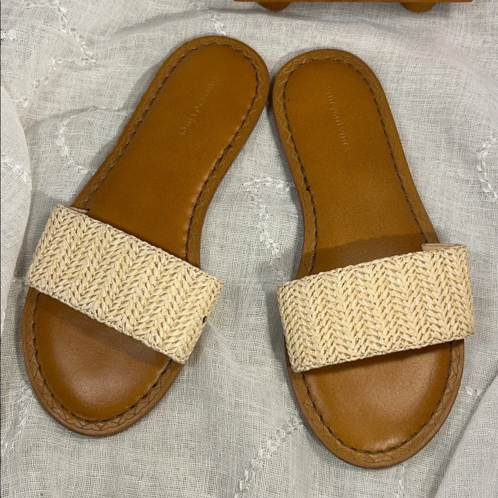 NWOT Vineyard Vines slide in flat leather sandals